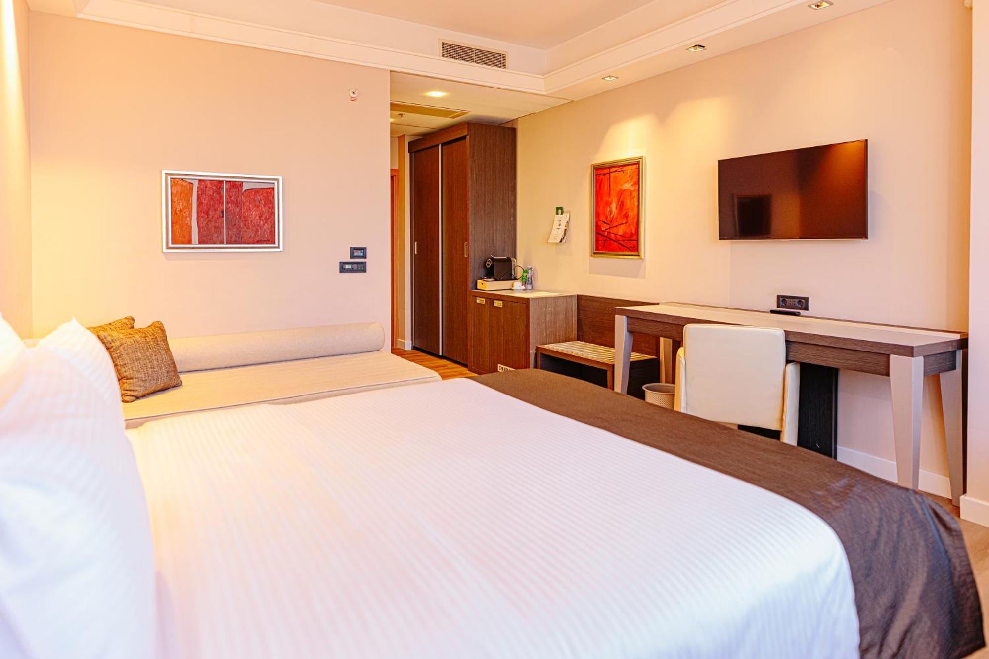 Holiday Inn Belgrade By Ihg Exterior photo
